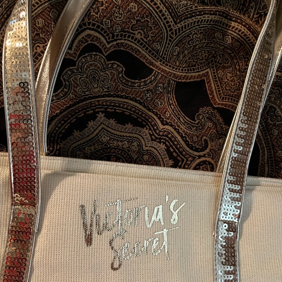Victoria’s Secret tote. - Picture 2 of 4